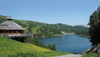 Der Bergsee lockt für den Wanderurlaub im Sommer und Winter