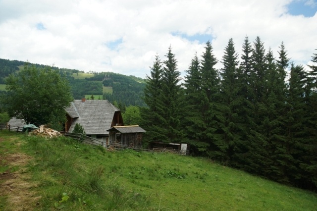 Hütte mit Hund-Aussen PBF00198