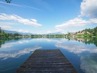 Uriges Holzhaus am Wasser